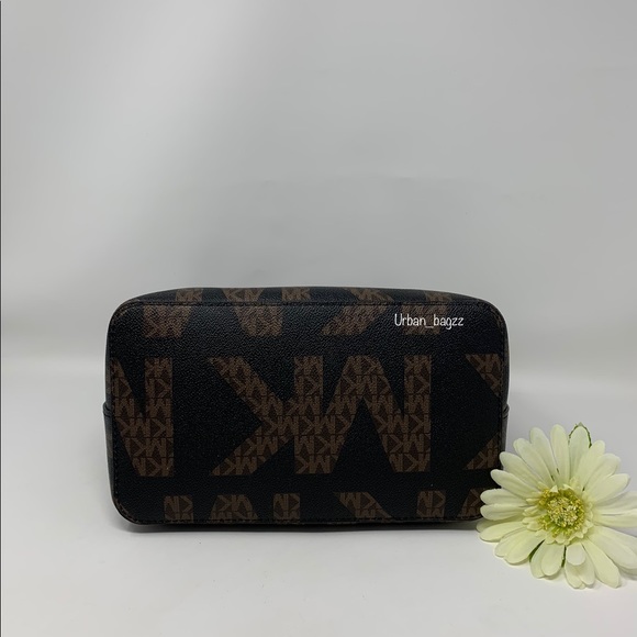 Michael Kors Suri Large Bucket Messenger & Wallet - Picture 13 of 16